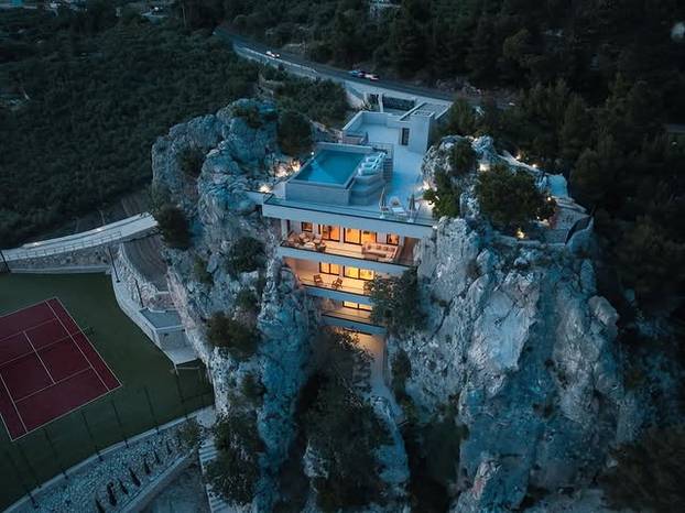 FOTO Vila u Makarskoj 'izranja' iz stijene, a pogled oduzima dah