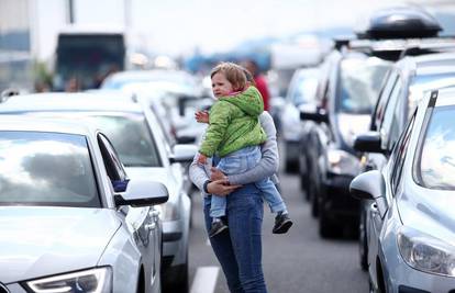 Opet kaos na Bregani: Putnici na granici čekaju i do pet sati!