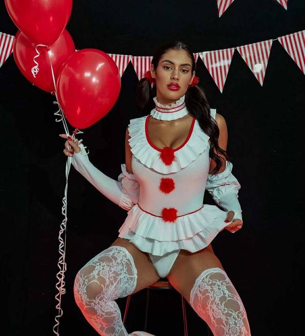 FOTO Ima tijelo kao iz snova i ogromne grudi, ali muškarcima je neodoljiva - kada se smije