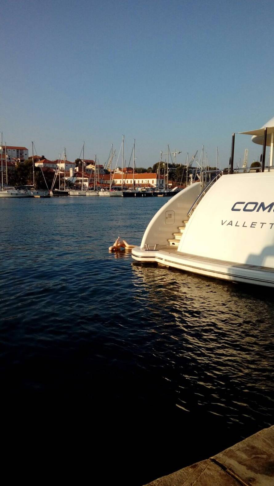 Lutka za jednu noć: Iskoristili su je, a onda hladno odbacili