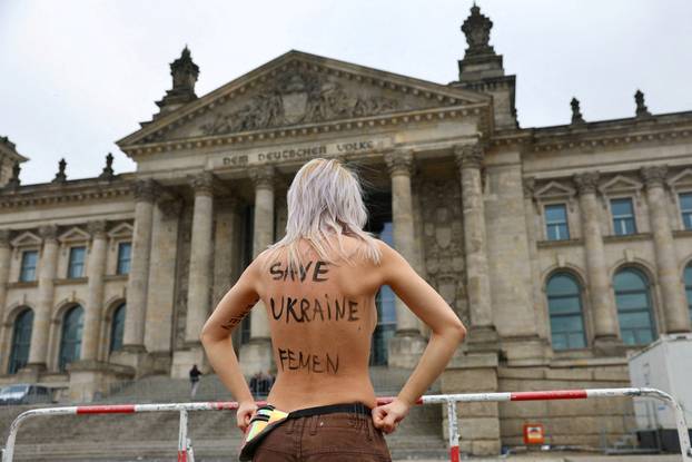 Femen protests during general election in Germany
