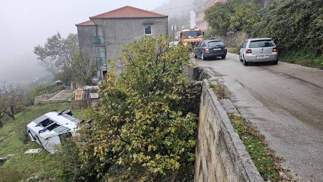 Školski kombi sletio s ceste kod Splita! Djeca završila u bolnici