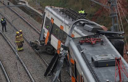 Vlak iskočio s tračnica: Jedna osoba mrtva, šest ozlijeđenih