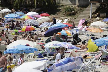 Pune gradske plaže u Neumu