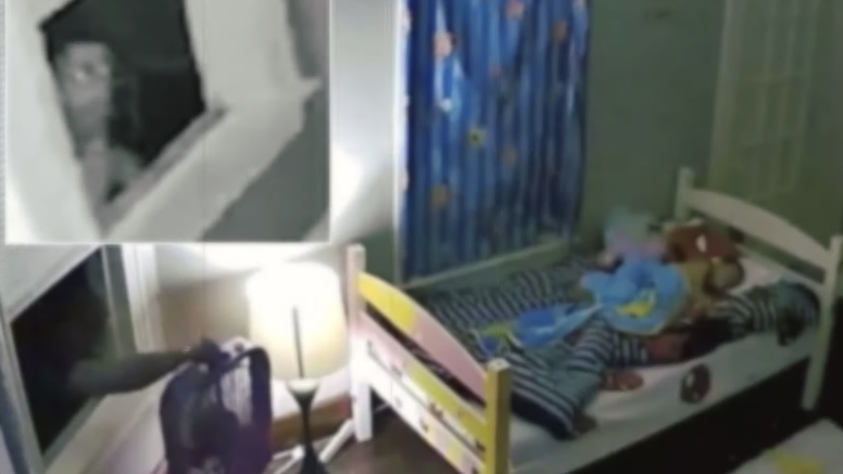 Jezivo: Snimili muškarca kako se šulja u dječju sobu gdje su spavale dvije djevojčice