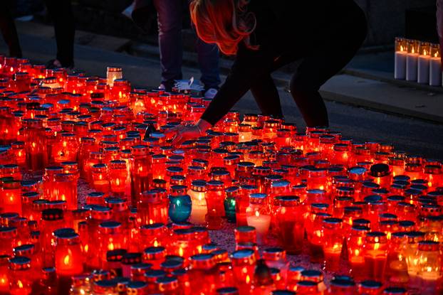 Paljenje svijeća na gradskom groblju Mirogoj