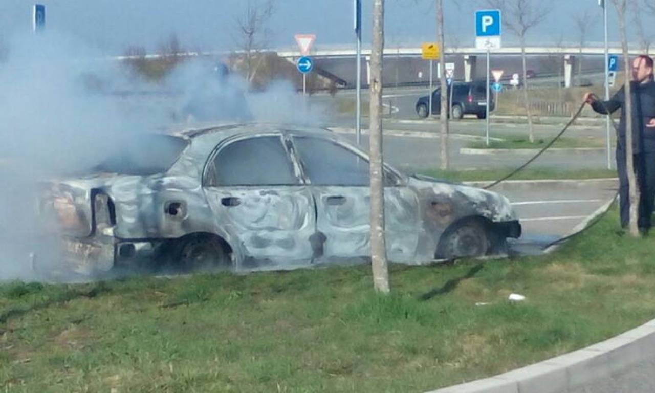 Parkirale su na odmorištu, odšetale, a Daewoo se  zapalio