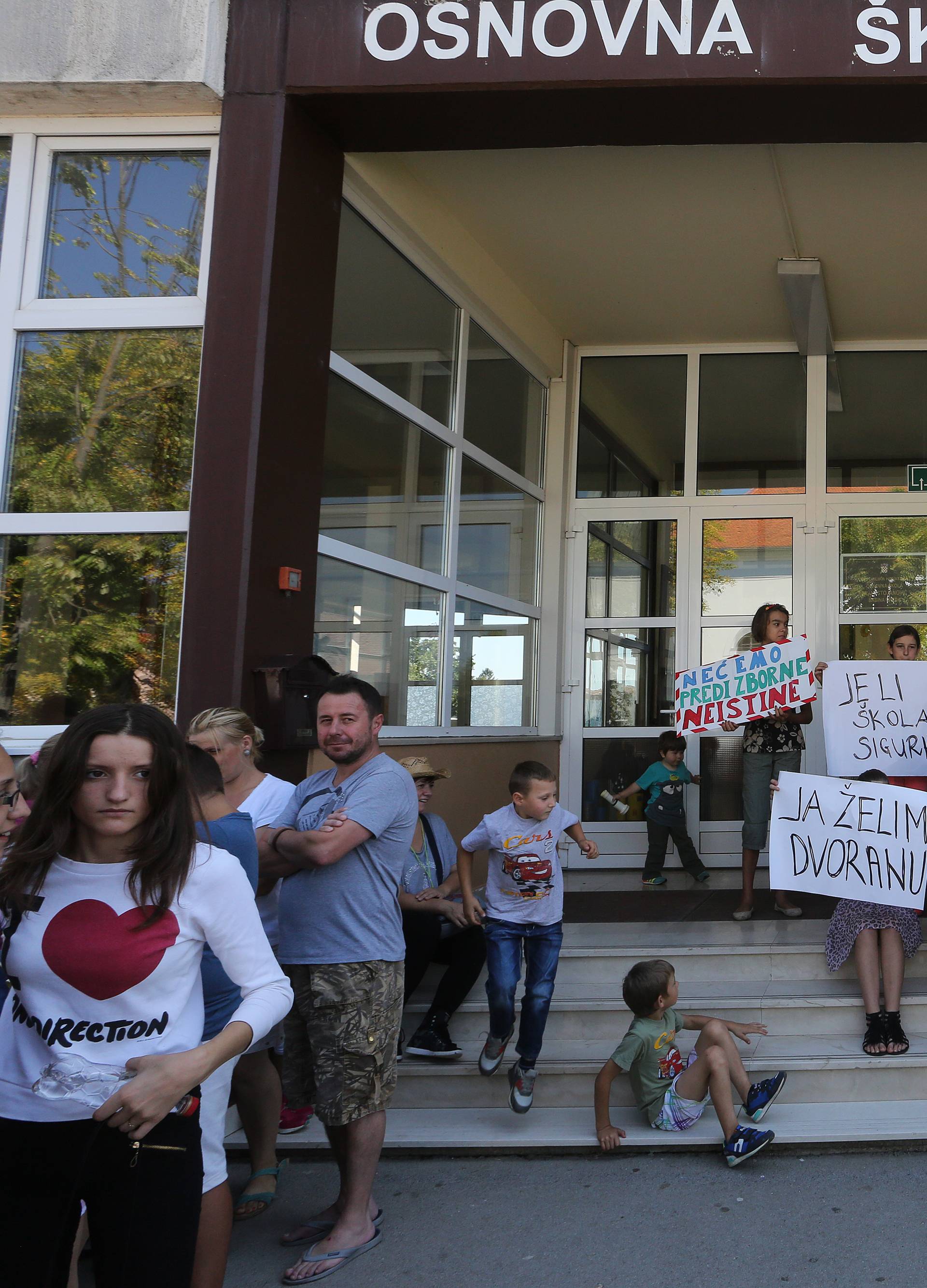 Učenici i roditelji prosvjedovali: Traže odgovore od Ministarstva