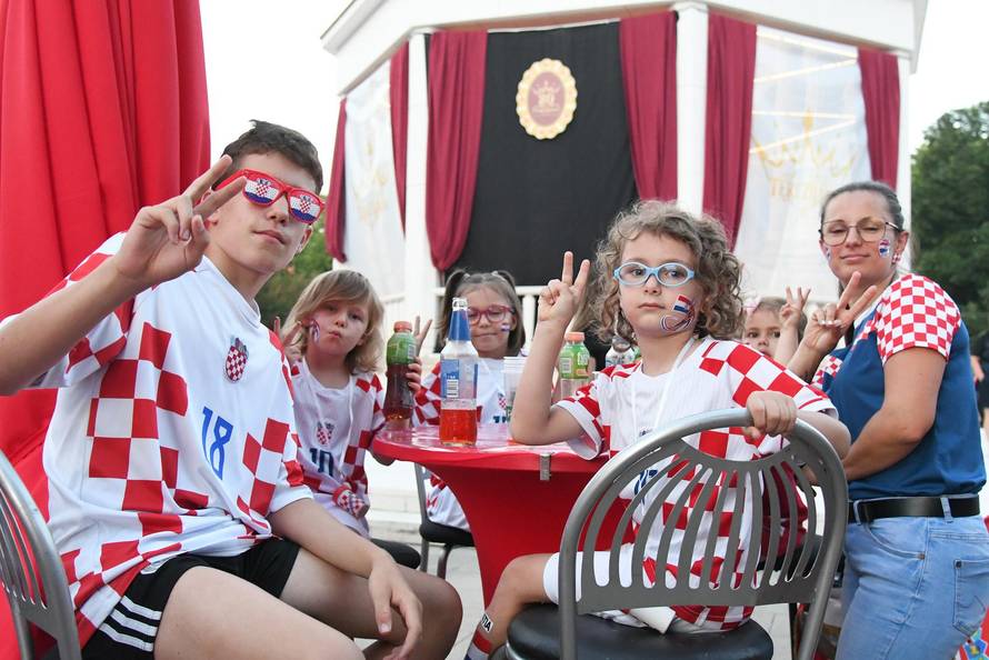 Bjelovar: Zaprešić Boysi zagrijavaju navijačku atmosferu  uoči utakmice Hrvatska - Engleska
