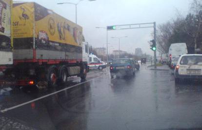 Kamion udario u Renault i pobjegao s mjesta nesreće