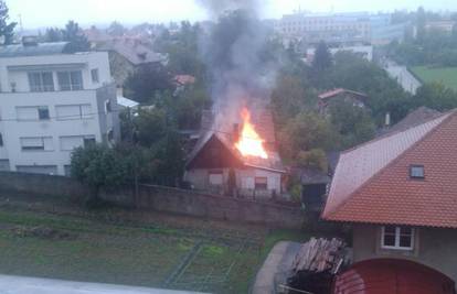 Vatrogasci su ugasili požar krova na zagrebačkoj Šalati