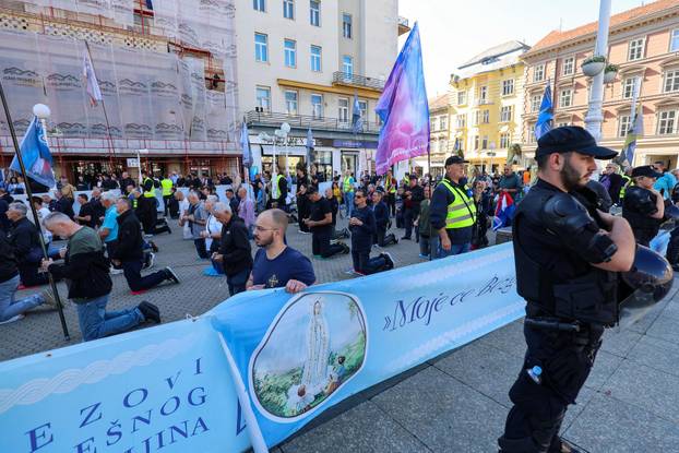 Zagreb: Molitelji na glavnom gradskom trgu