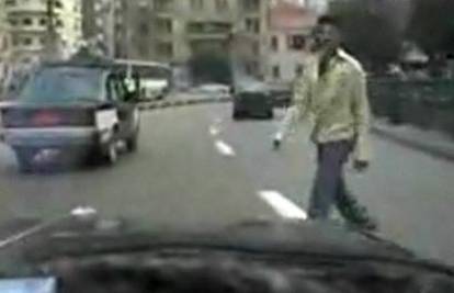 Kamikaza na cesti: Suluda vožnja egipatskog vozača
