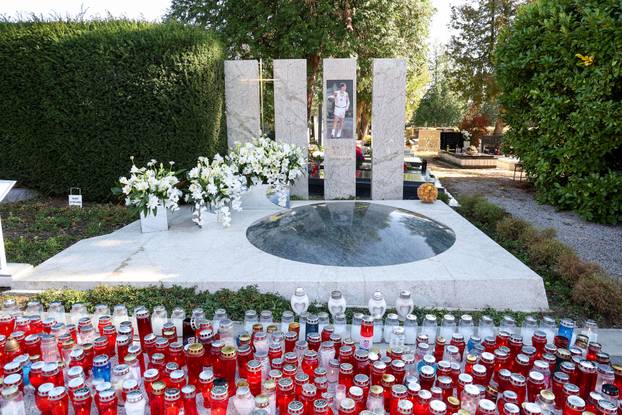 Zagreb: Grobovi poznatih osoba na Mirogoju na blagdan Svih svetih