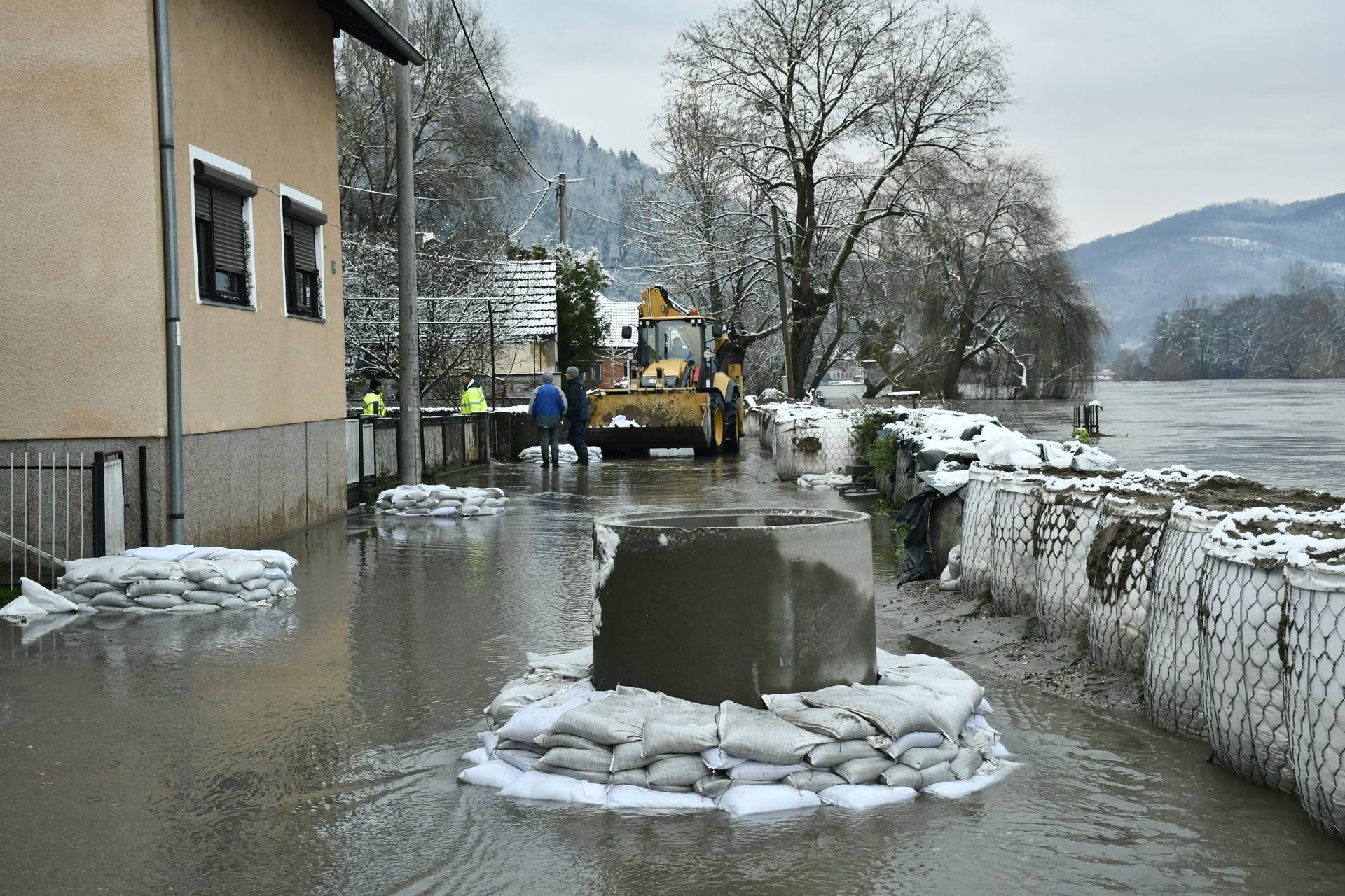 Hrvatska Kostajnica: Visok vodostaj rijeke Une povećava rizik od poplava