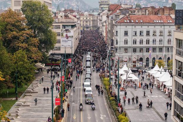 Sarajevo: Pogled iz zraka na povorku prema gradskom groblju Barama