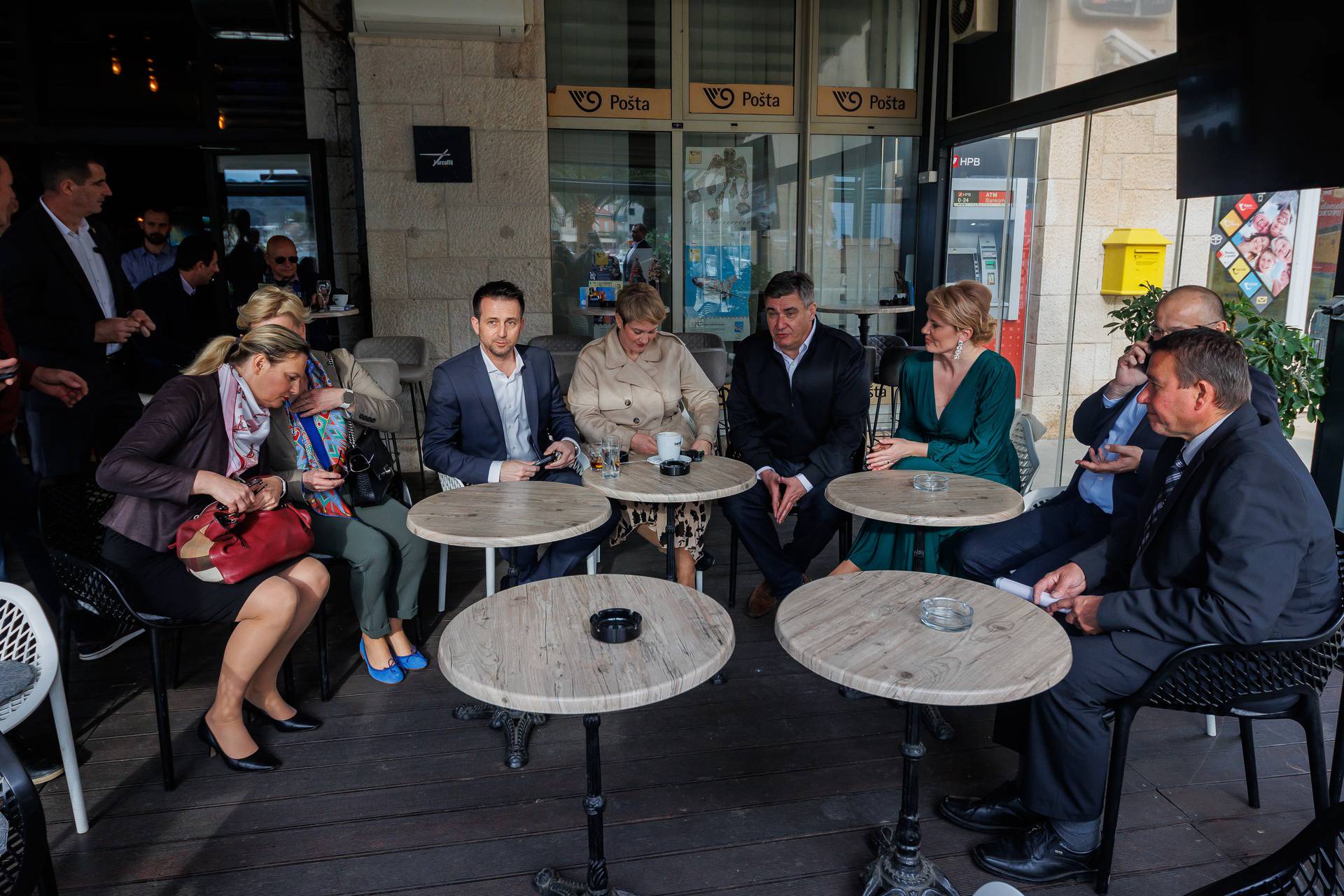 Predsjednik Zoran Milanović sa suradnicima popio kavu u Veloj Luci