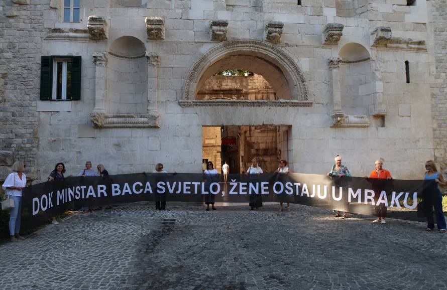 Split: Održana akcija "Dok ministar baca svjetlo, žene ostaju u mraku"