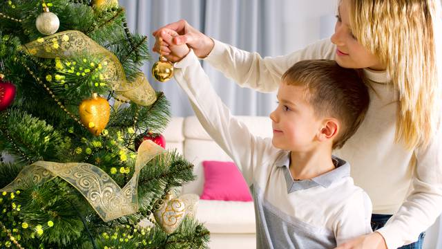 Običaji: Što je Badnjak i zašto baš tada kitimo božićno drvce?