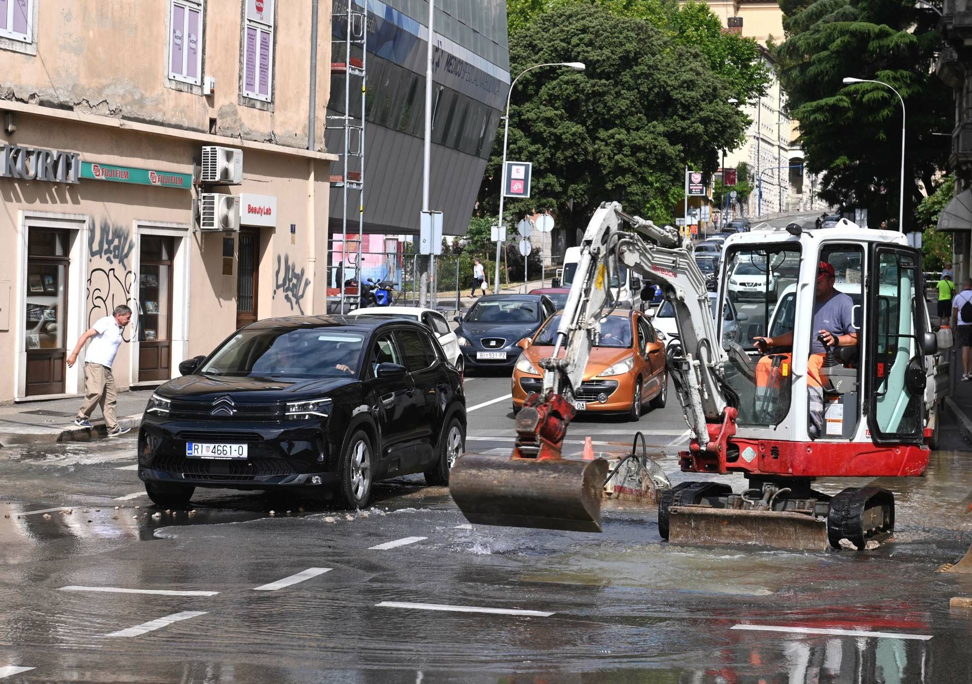 Poplava u centru Rijeke: Bager oštetio vodovodnu cijev, puno stanovnika ostalo je bez vode