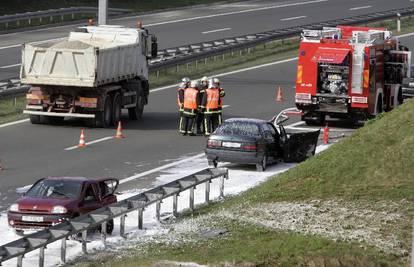 Zaletio se u auto ispred sebe i ubio vozačicu (29)