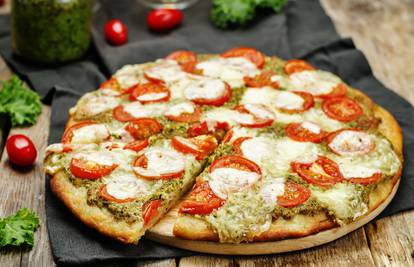 Pesto pizza gotova je za tren