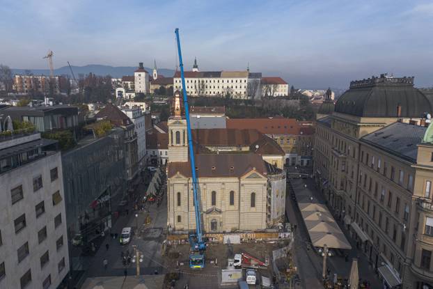 POGLED IZ ZRAKA Zagreb: Kupola teška 6 tona napokon je vraćena na toranj crkve
