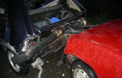 Pijan se Renaultom zabio u aute koji su čekali semafor