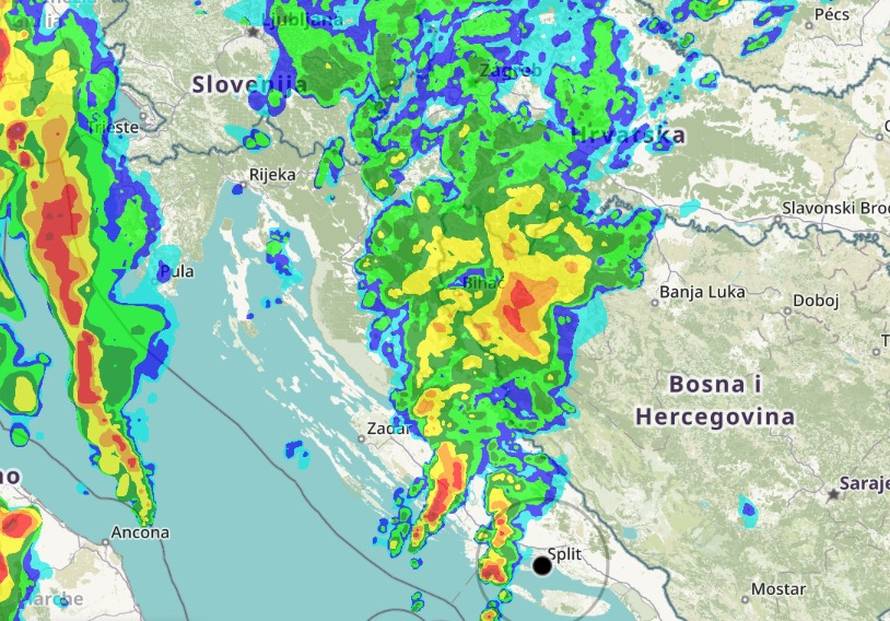 VIDEO Potop u Vodicama: Ima metar vode, čovjek macolom razbija ogradu samo da oteče...'