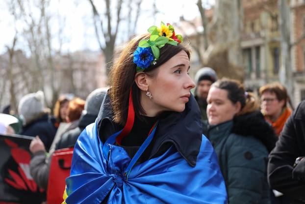 Zagrepčani i Zagrepčanke  na Zrinjevacu ostavljali poruke mira i solidarnosti u znak podrške ljudima u Ukrajini