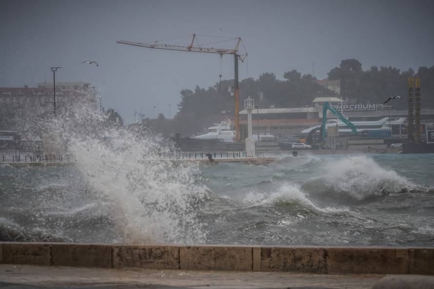 Split: Orkansko jugo potopilo rivu te stvaralo probleme u pomorskom prijevozu