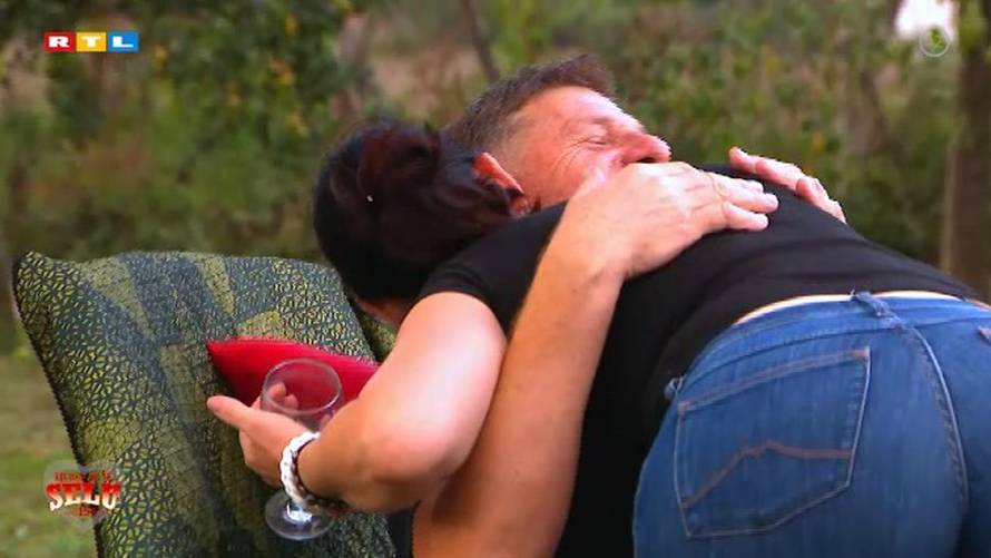 Zvonko je iskoristio situaciju i pomirisao Branku: 'Glavu je u grudi stavio čim je dobio priliku'