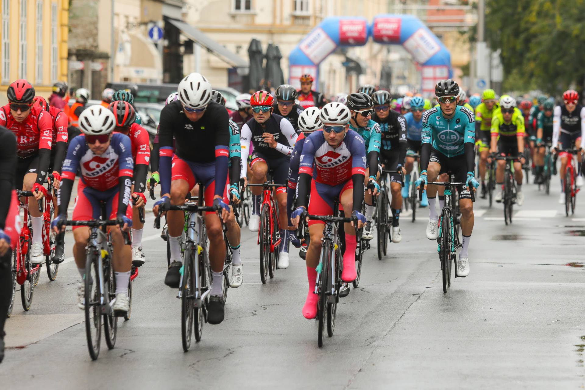 U Osijeku startala 1. etapa biciklističke utrke "CRO race 2022" Osijek - Ludbreg