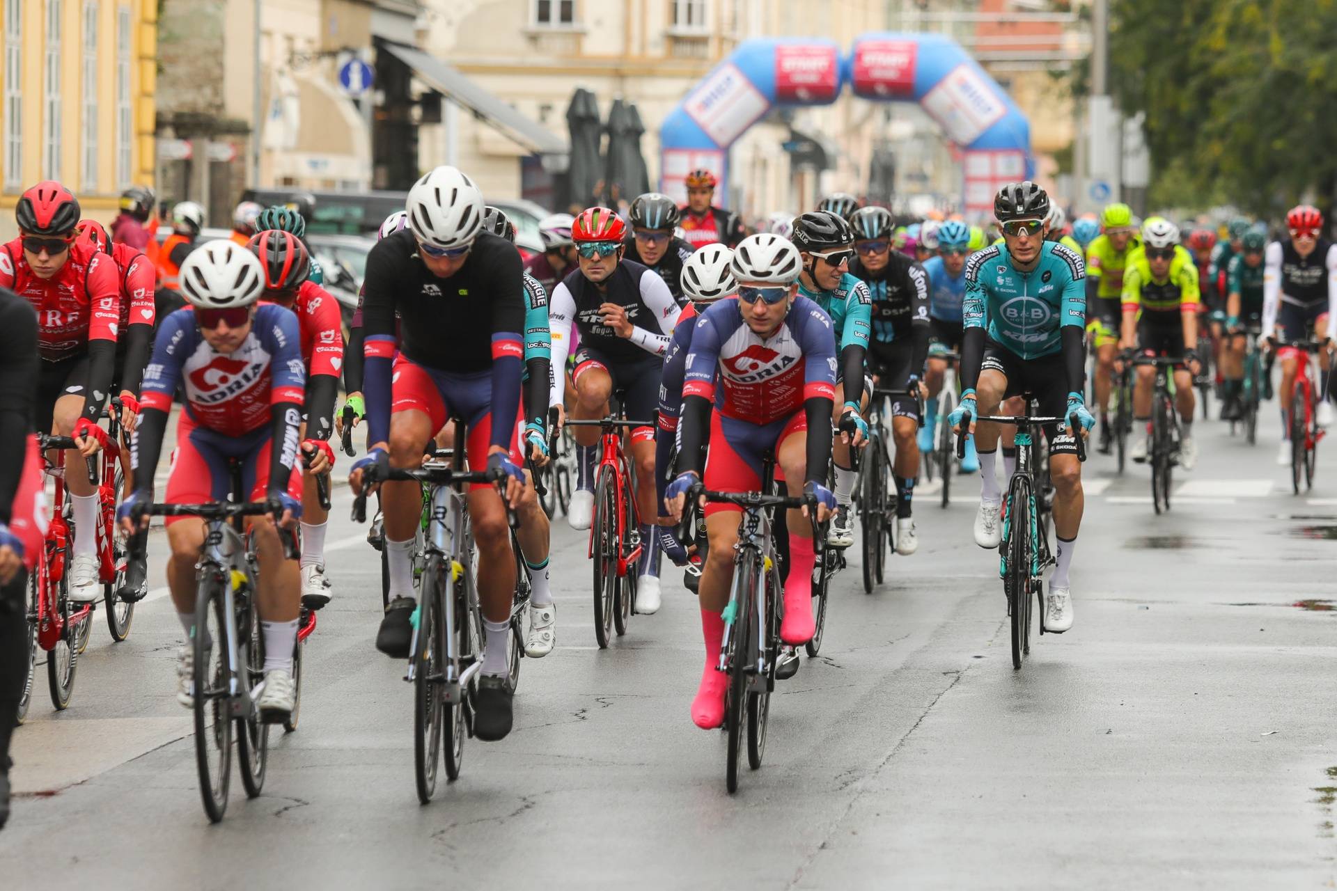 U Osijeku startala 1. etapa biciklističke utrke "CRO race 2022" Osijek - Ludbreg