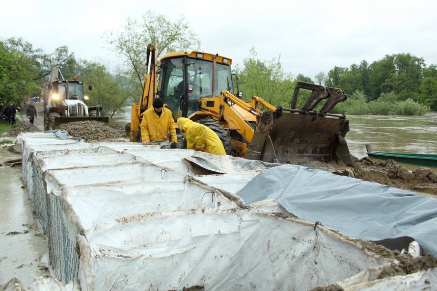 Hrvatska Kostajnica: Radnici Vodoprivrede postavljaju barijere kako bi sprijeÄili prodirnje Une