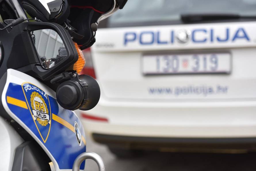 Mladići pretukli čovjeka i ukrali mu bicikl u Slavonskom Brodu