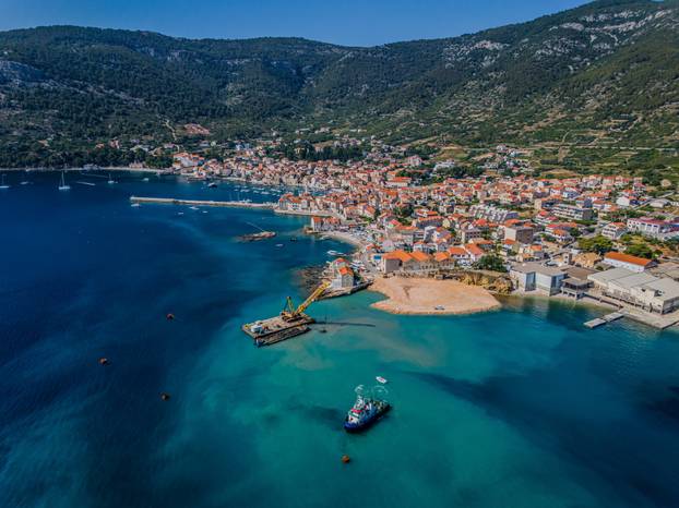 Izgradnju ribarske luke u Komiži prati mnoštvo optužbi za devastaciju okoliša zbog nekontroliranog nasipavanja