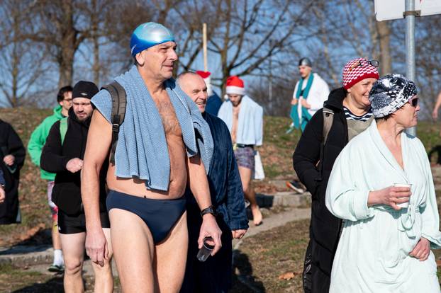 Zagreb: Zimski plivači točno u podne zaplivali ledenim jezerom Jarun