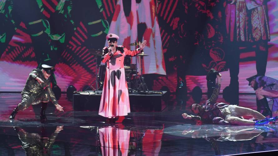 Let 3 na pozornici se pojavio u haljinama: U stražnjicama imali ruže, a u rukama držali rakete