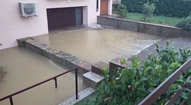 FOTO U dva sata 2000 udara munja! Palo 100 l kiše po m2! Pogledajte šokantne fotografije