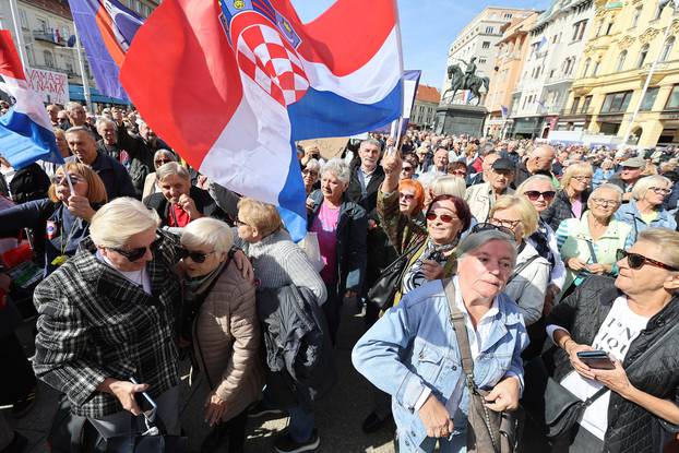 Zagreb: Na Trgu bana Jelačića prosvjedovali umirovljenici