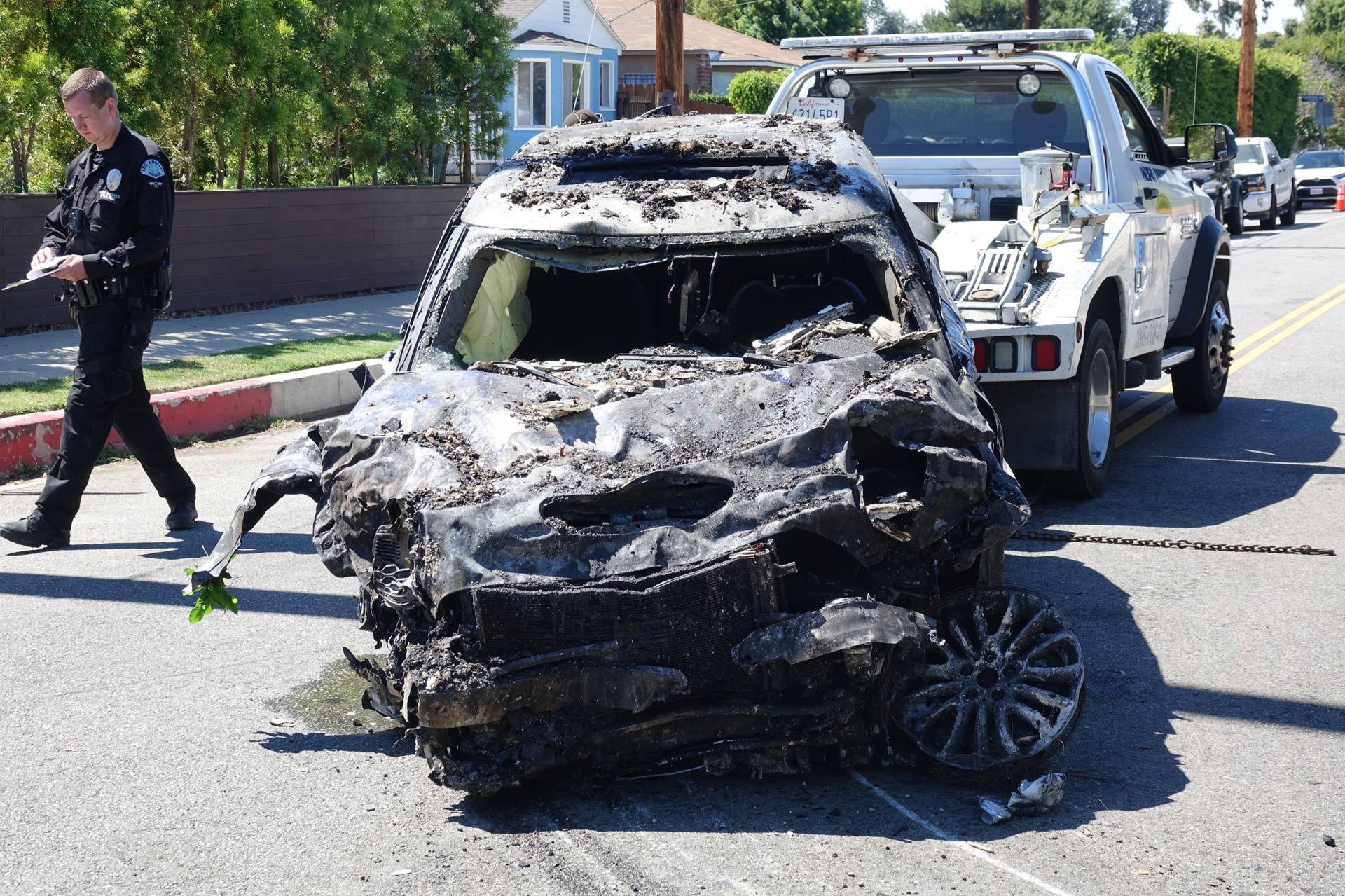 *PREMIUM-EXCLUSIVE* Anne Heche’s car is towed away from where it crashed into a home - ** WEB MUST CALL FOR PRICING **