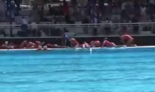 VIDEO Na vaterpolskoj utakmici začuli se pucnjevi. Igračice brzo izašle iz bazena i legle na pod