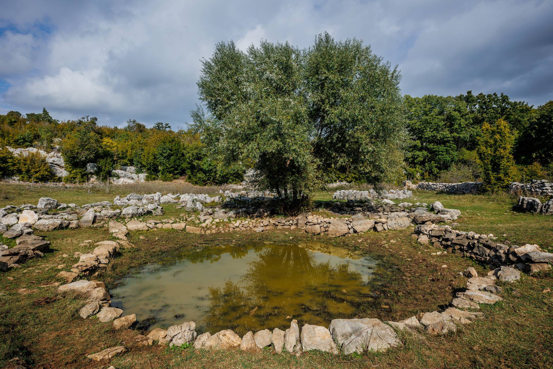 Malo ljudi zna za ove misteriozne bunare u Dalmatinskoj zagori, legenda kaže da nikad nisu presušili