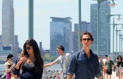 Objavio na Twitteru: Camila i McConaughey dobili su sina