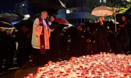 FOTO Mostarci odali po&ccaron;ast Vukovaru stotinama svije&cacute;a