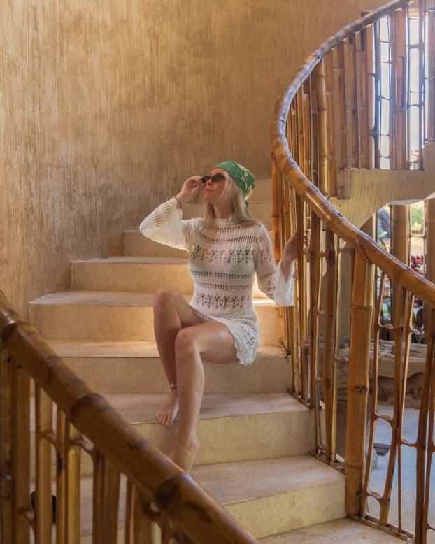 FOTO Ova 'crvena vražica' mami poglede i drugih navijača. Ili je u dresu, ili se fotka u bikiniju...