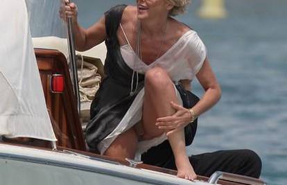 Sharon Stone silazeći s glisera otkrila međunožje 