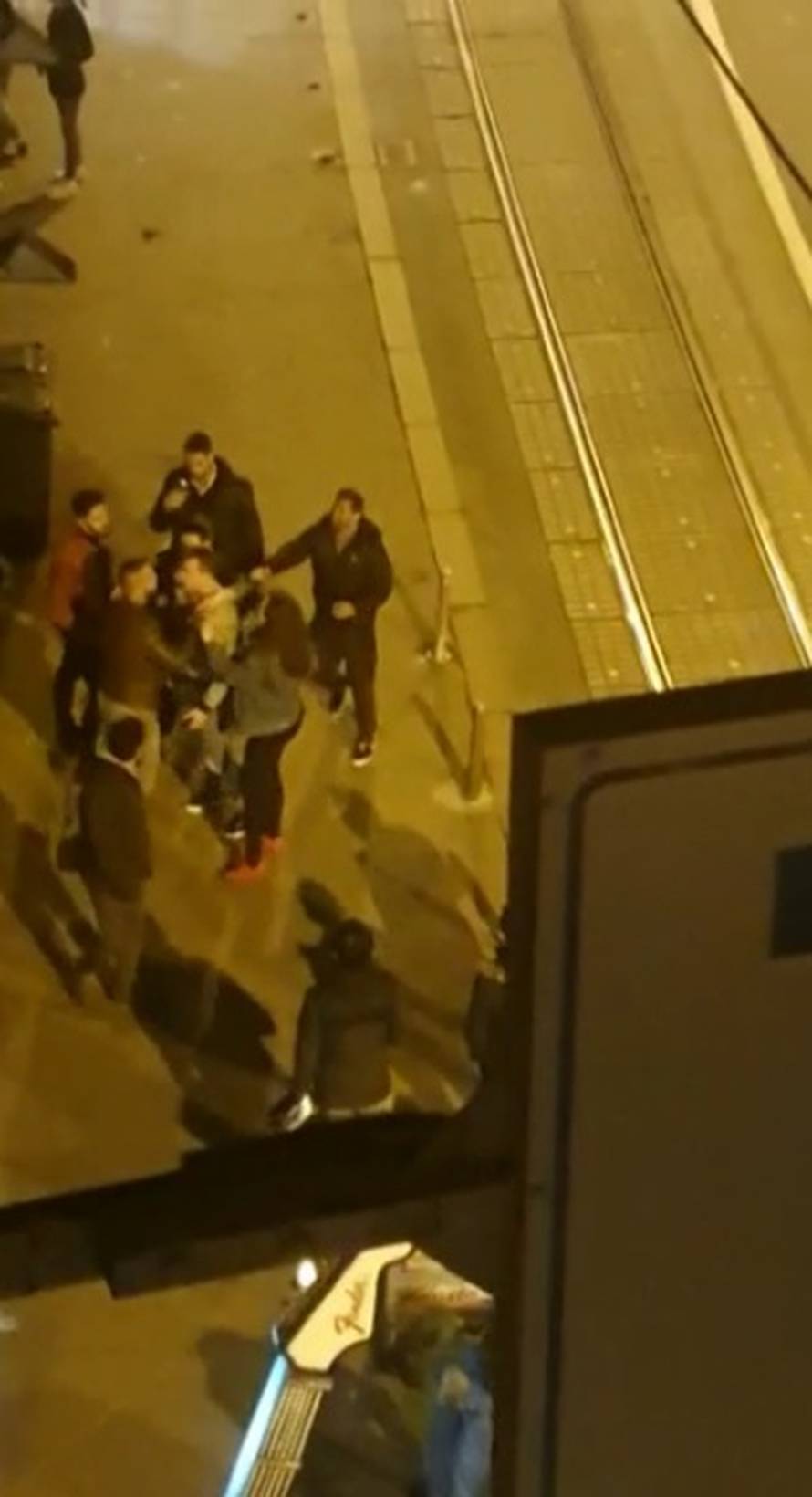 U centru Zagreba mlatili dečka, nisu stali ni kad je djevojka molila da stanu, jer je bolestan