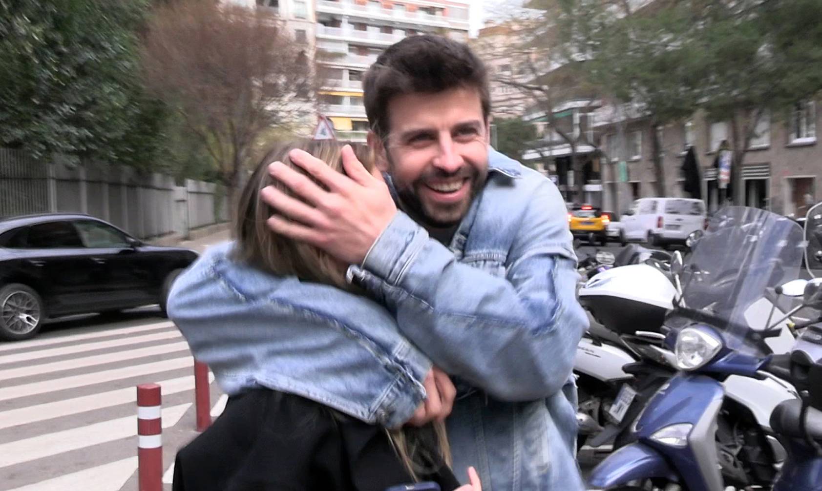 Gerard Piqué and Clara Chía stroll hand in hand through the streets of Barcelona